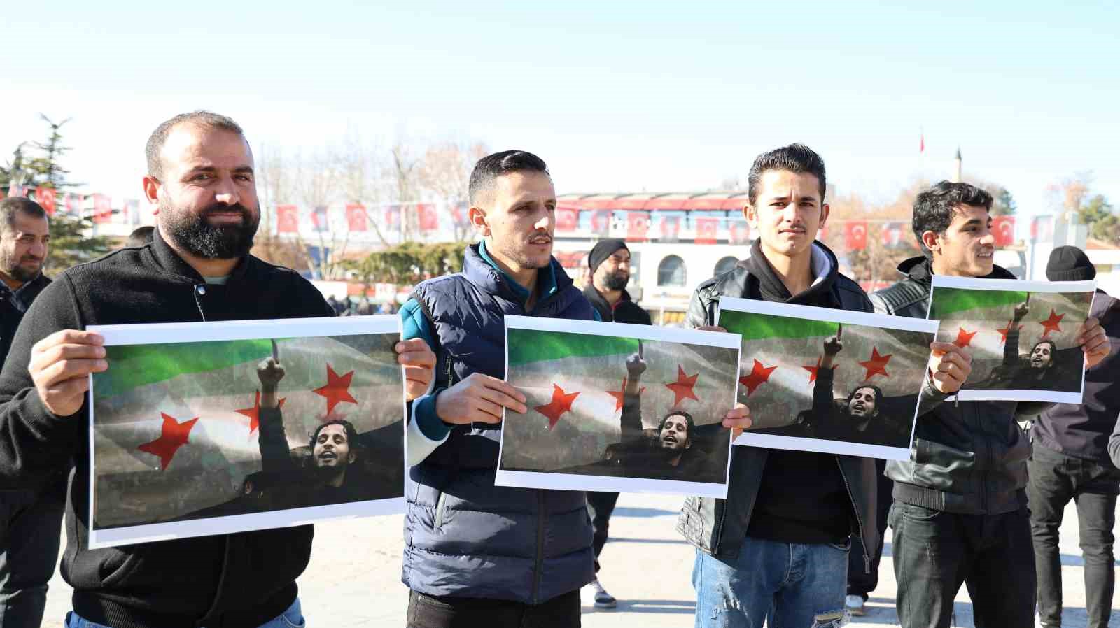 Kırşehir&rsquo;deki Suriyeliler, tarihi meydanda lokum dağıttı
