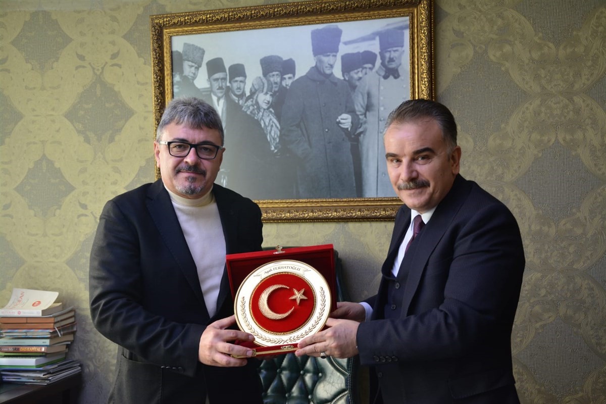 Kaymakam Odabaş&rsquo;tan, eğitime destek sunan hayırseverlere plaket
