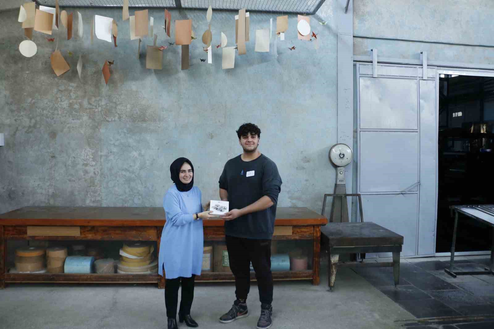 Kağıt uçaklar birincilik için yarıştı
