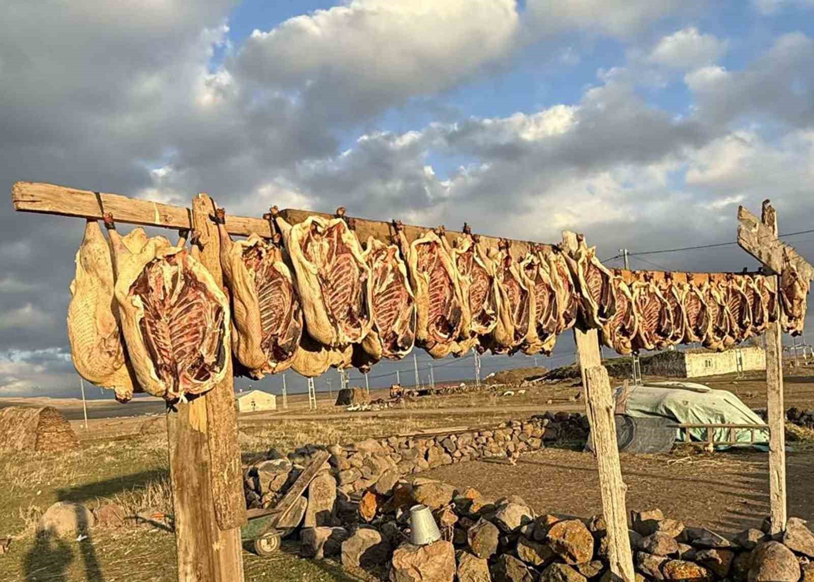 Kars’ta kazlar tellerde kurutuluyor
