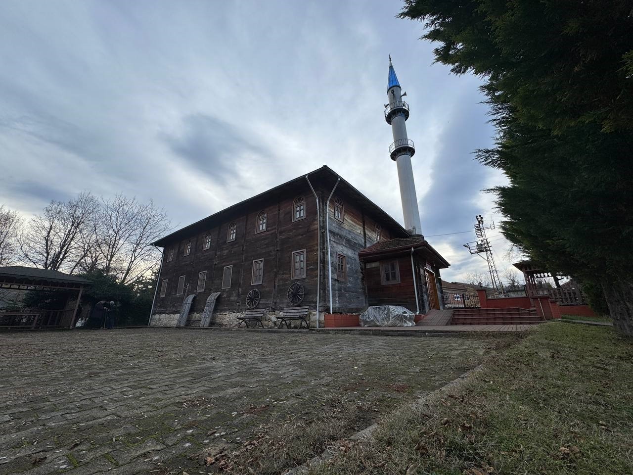 300 yıllık çivisiz cami ve koruma altındaki ağaç, ziyaretçilerini bekliyor
