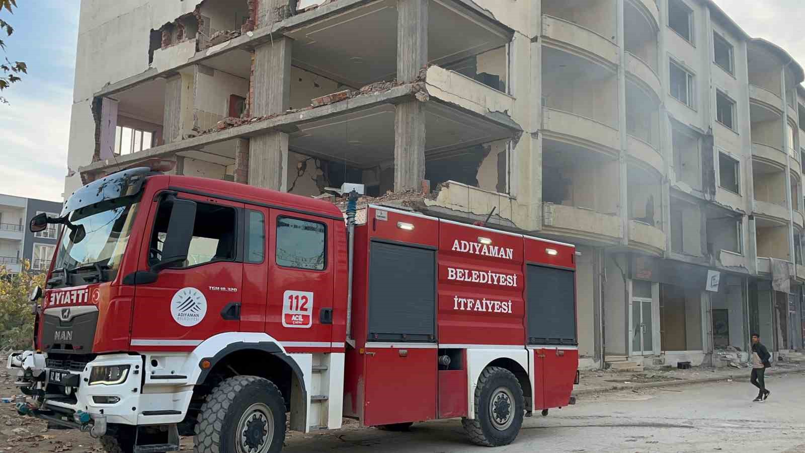 Hasarlı binada çıkan yangın paniğe neden oldu