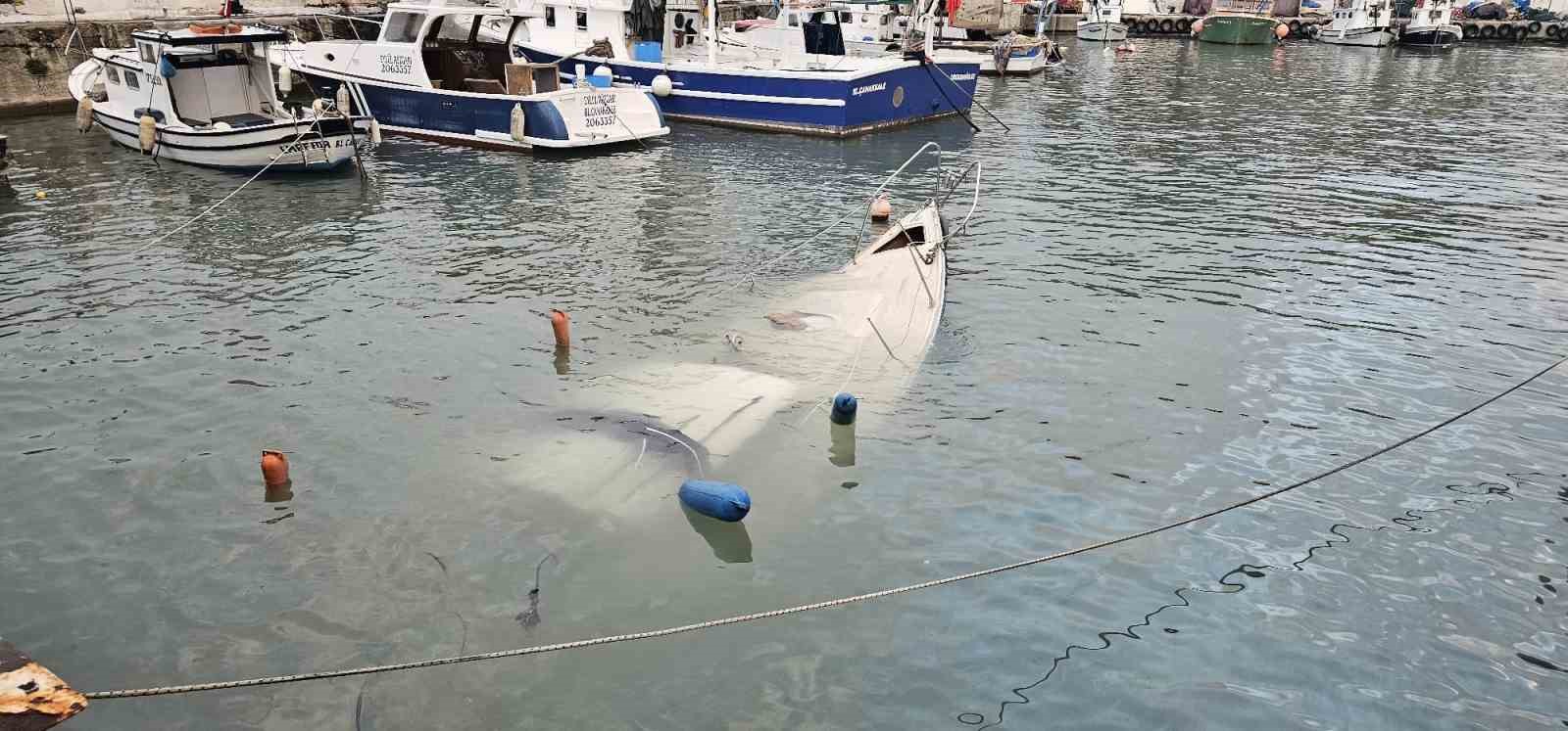 Çanakkale’de fırtınada bir tekne battı
