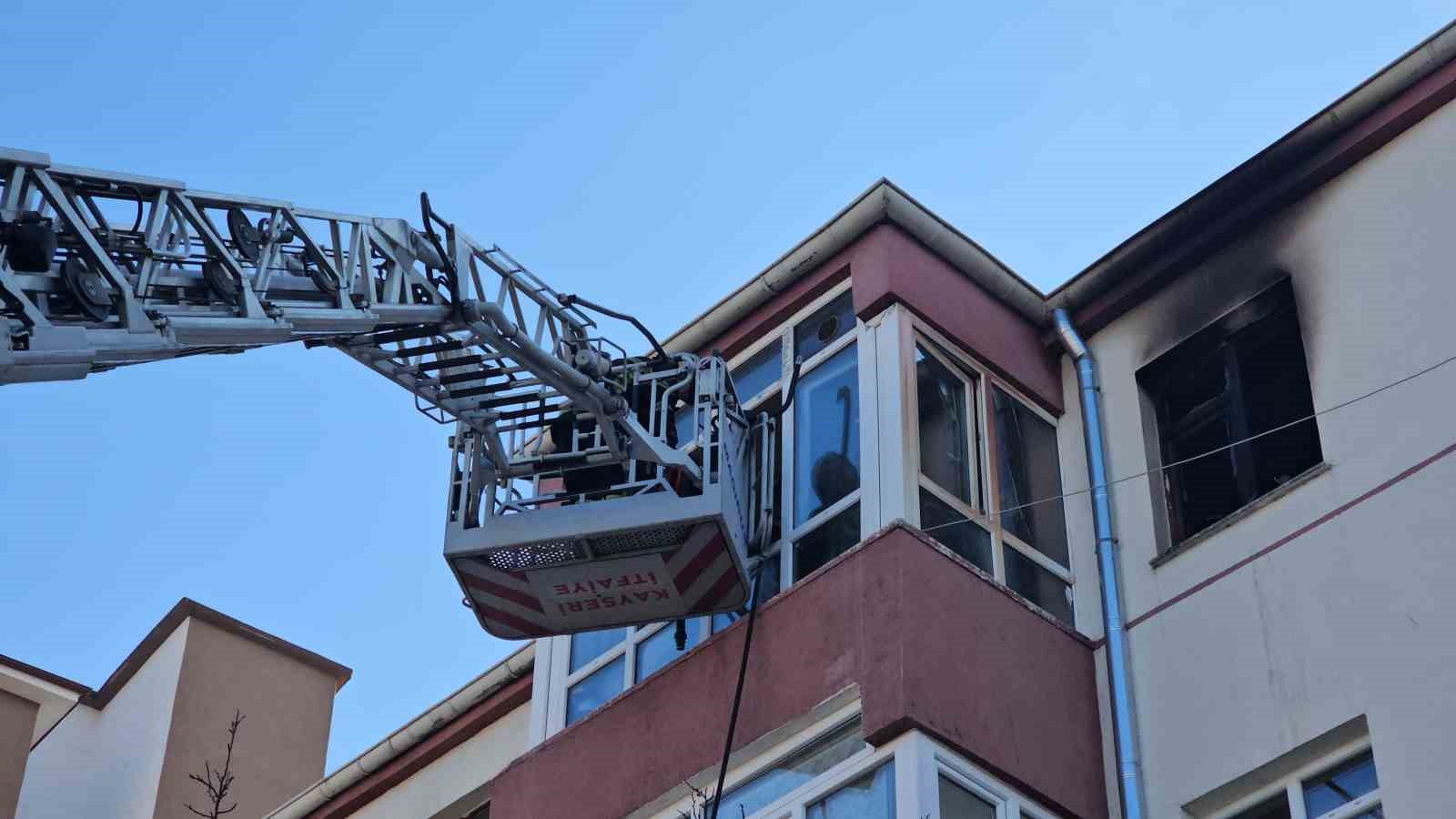 Evde &ccedil;ıkan yangında faciadan d&ouml;n&uuml;ld&uuml;
