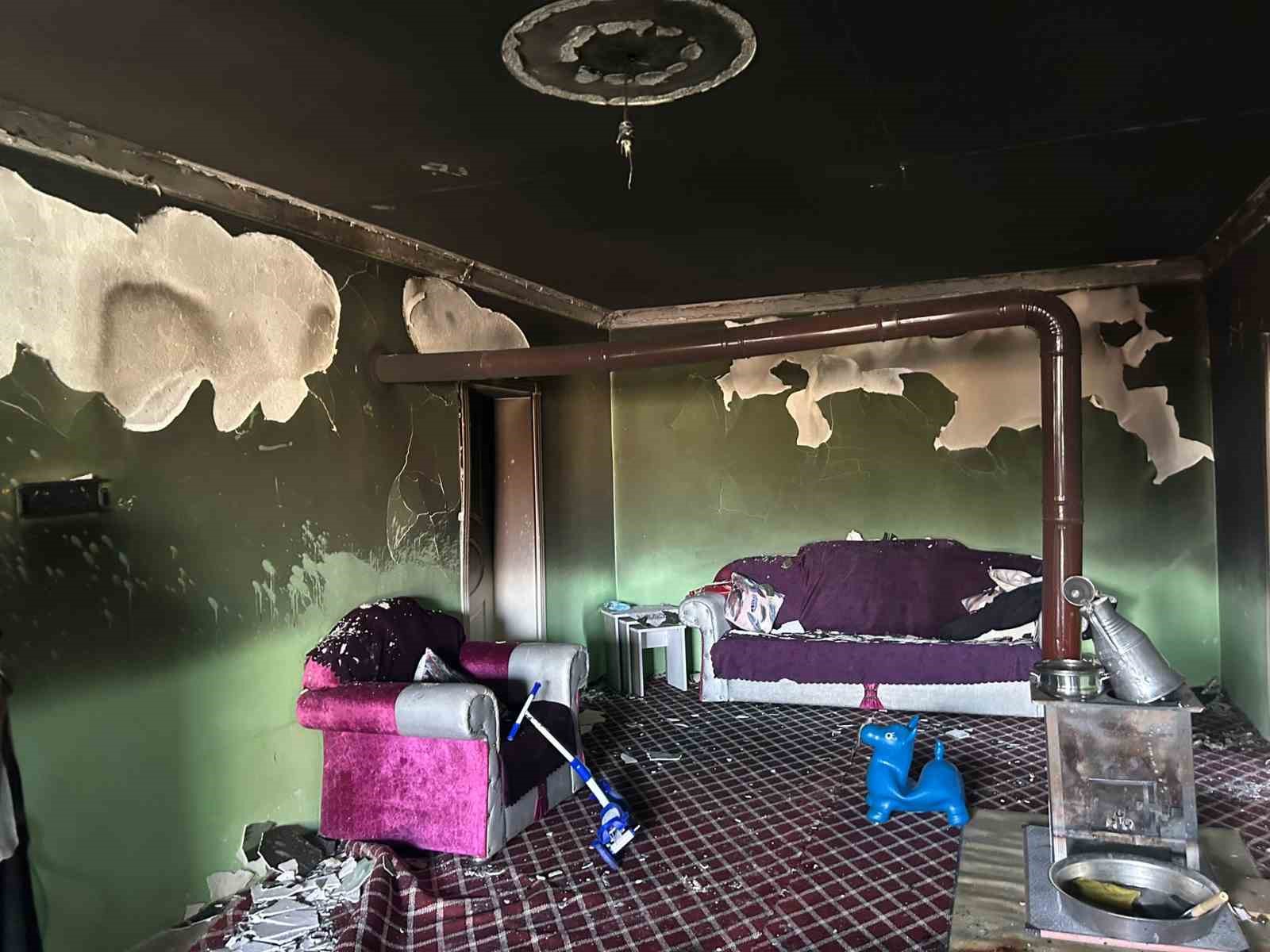 Iğdır’da çıkan yangında bir ev kullanılamaz hale geldi