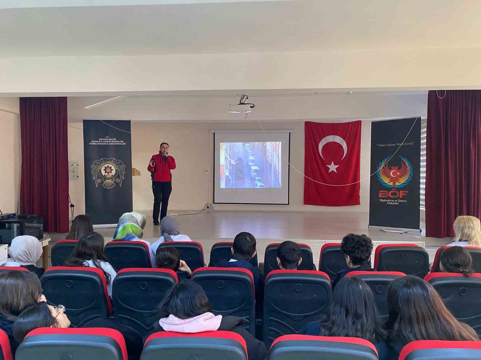 Polis &ouml;ğrencileri bilgilendirdi
