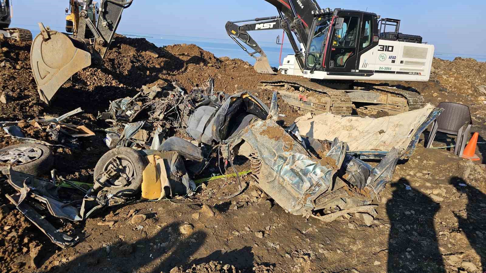 Artvin Valisi Turan Erg&uuml;n: "4 kişinin cansız bedenine ulaştık; Cenazeleri otopsi i&ccedil;in Arhavi Devlet Hastanesi&rsquo;ne g&ouml;nderildi"
