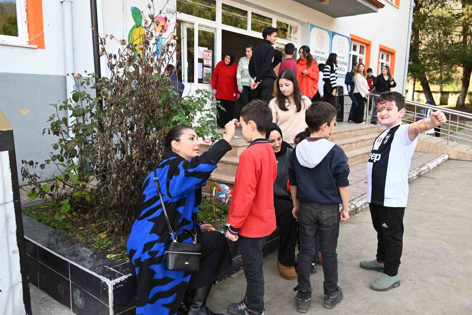 Rekt&ouml;r &Ouml;z&ouml;l&ccedil;er, &ouml;ğrencilerle bir araya geldi
