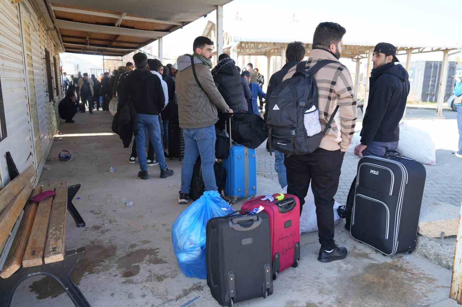 Suriyeliler memleketlerine d&ouml;nmeye devam ediyor
