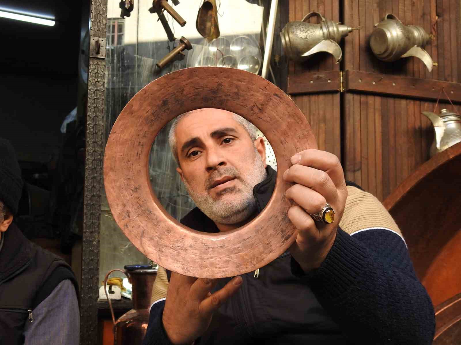 Suriyeli bakırcı ustası ve &ccedil;ocukları, mesleğe &uuml;lkelerinde devam edecek

