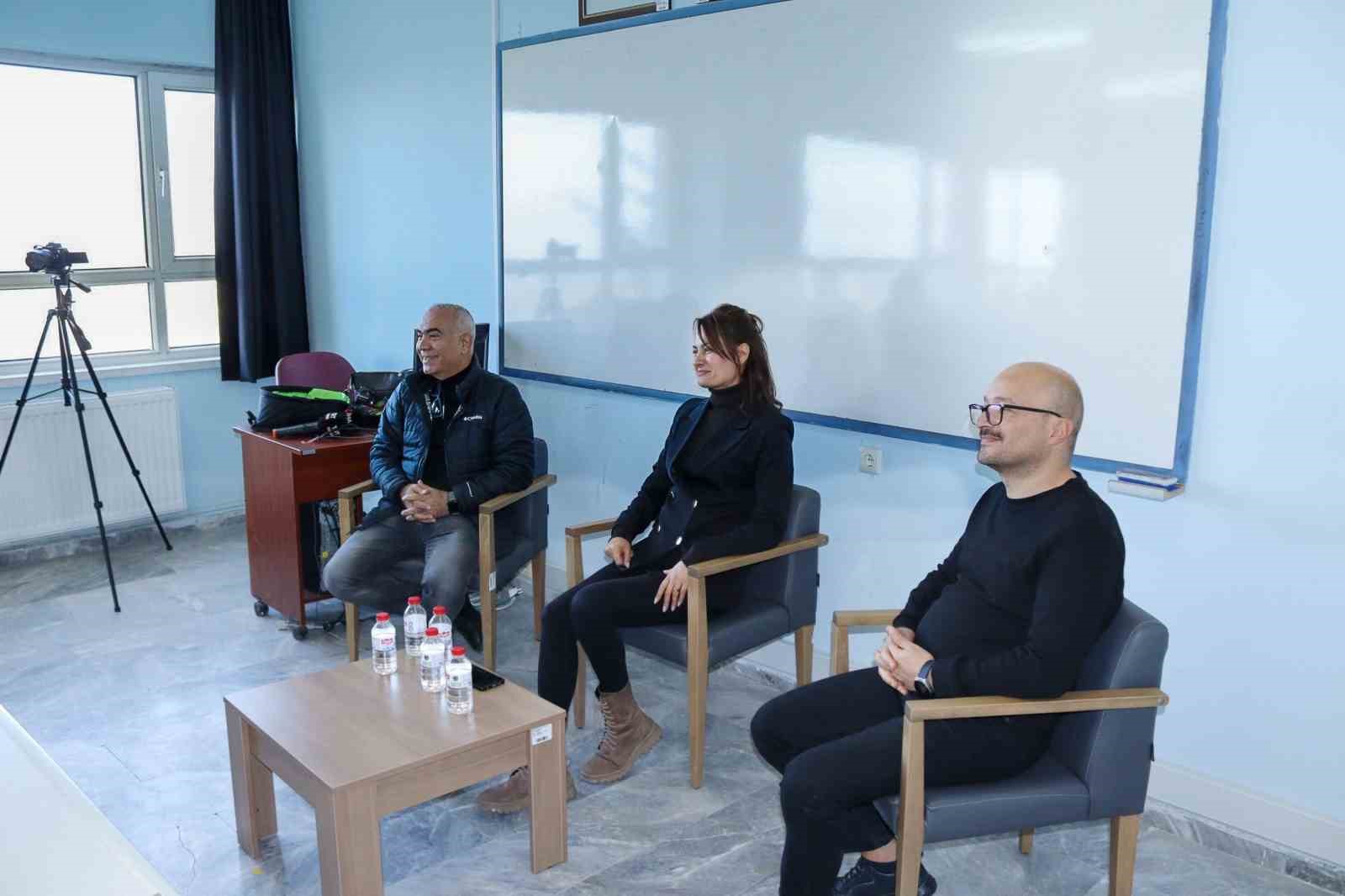Gazeteciler, y&uuml;ksekokul &ouml;ğrencilerine tecr&uuml;belerini anlattı
