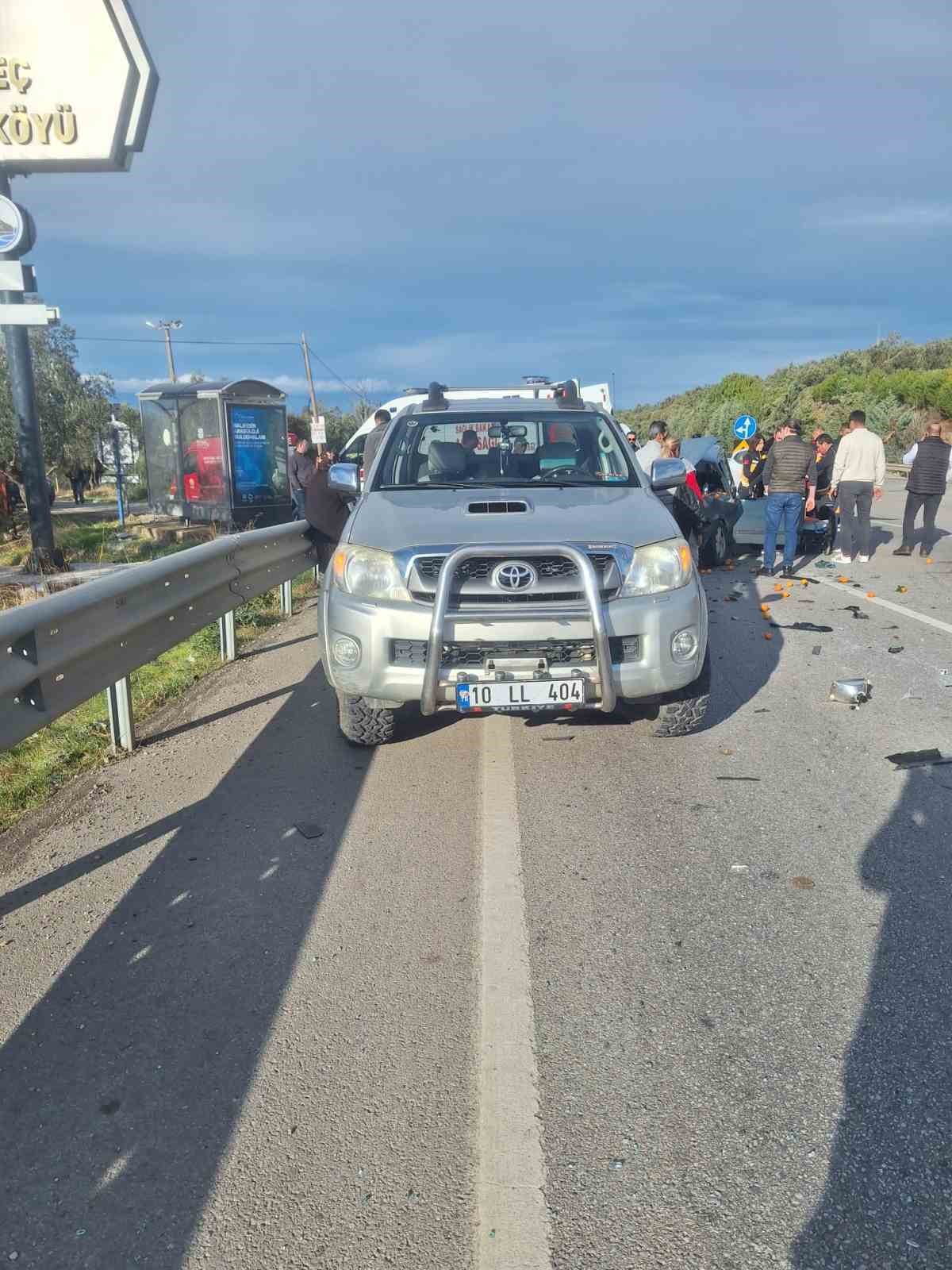 Kazada otomobil hurdaya d&ouml;nd&uuml;, &ccedil;arptığı kamyonetin sadece tamponu yamuldu
