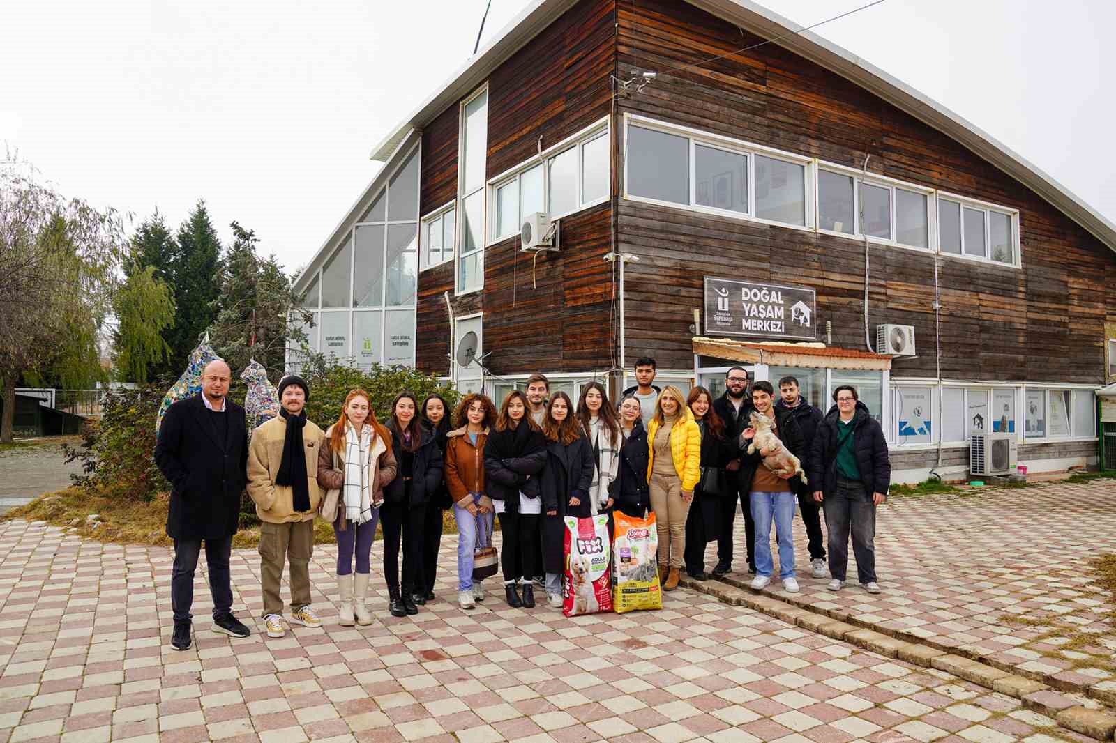 &Ouml;ğrencilerden can dostlara mama bağışı
