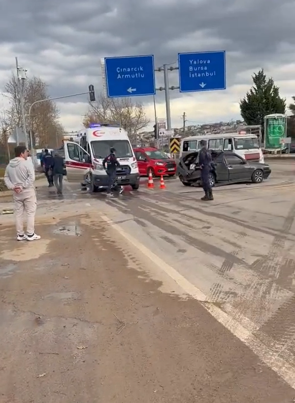 Yalova’da iki otomobil çarpıştı: 3 yaralı