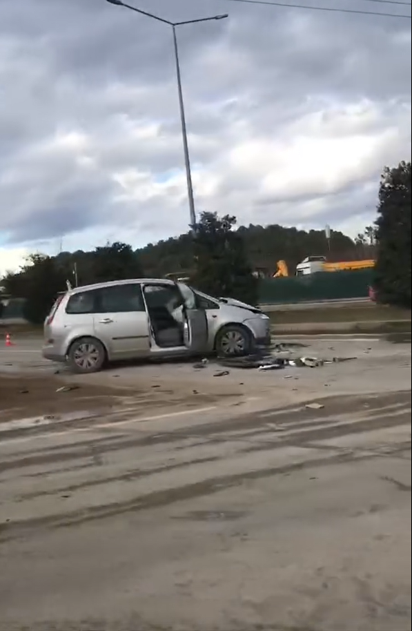 Yalova&rsquo;da iki otomobil &ccedil;arpıştı: 3 yaralı
