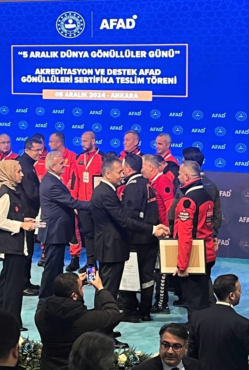 SPAK Ekibi Akreditasyon Sertifikasını Bakan Yerlikaya&rsquo;dan aldı
