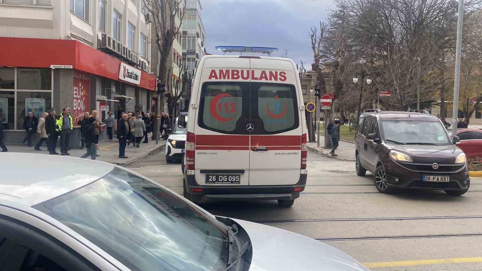 Kalp krizi ge&ccedil;iren yaşlı adama &ccedil;evreden ge&ccedil;en hemşire m&uuml;dahale etti
