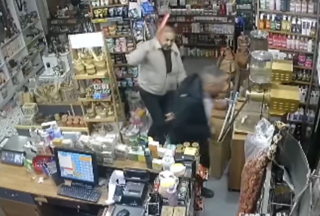 Parfüm çaldı, beyzbol sopasıyla dayak yedi