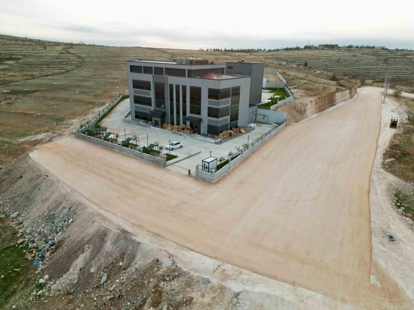 Midyat Ağız ve Diş Sağlığı Merkezinin yolu asfaltlanıyor
