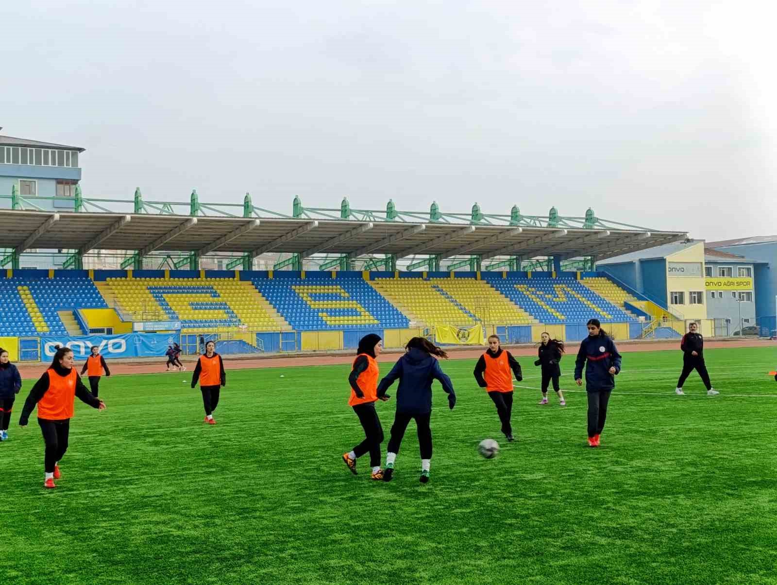 Ağrı&rsquo;nın kadın futbolcuları dondurucu soğuklara meydan okuyor
