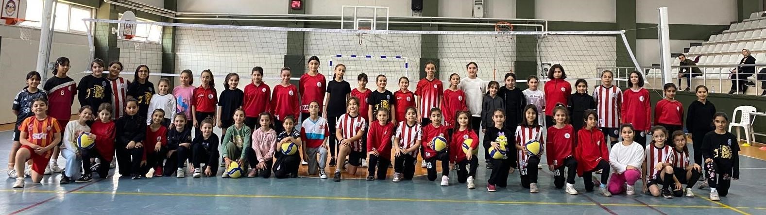 Körfez’de voleybol ve basketbol okullarına ilgi büyük
