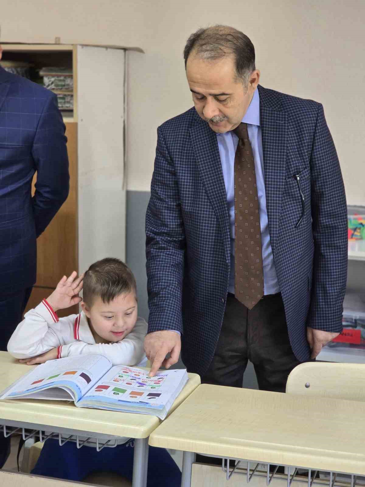 Kaymakam Aksakal okulları ziyaret etti
