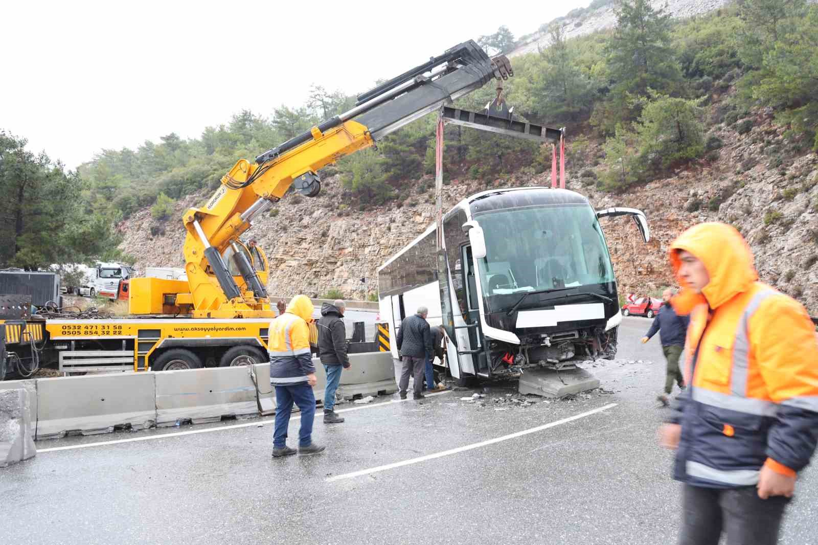 Muğla&rsquo;da kaza yapan otob&uuml;s trafiği fel&ccedil; etti
