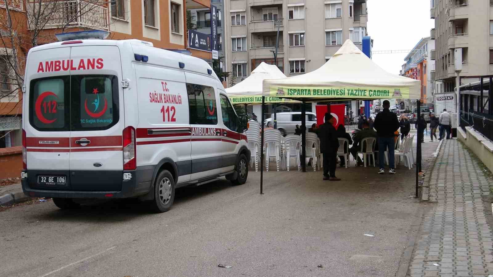 D&uuml;şen helikopterde şehit olan Astsubay İpek&rsquo;in evinin &ouml;n&uuml;ne taziye &ccedil;adırı kuruldu
