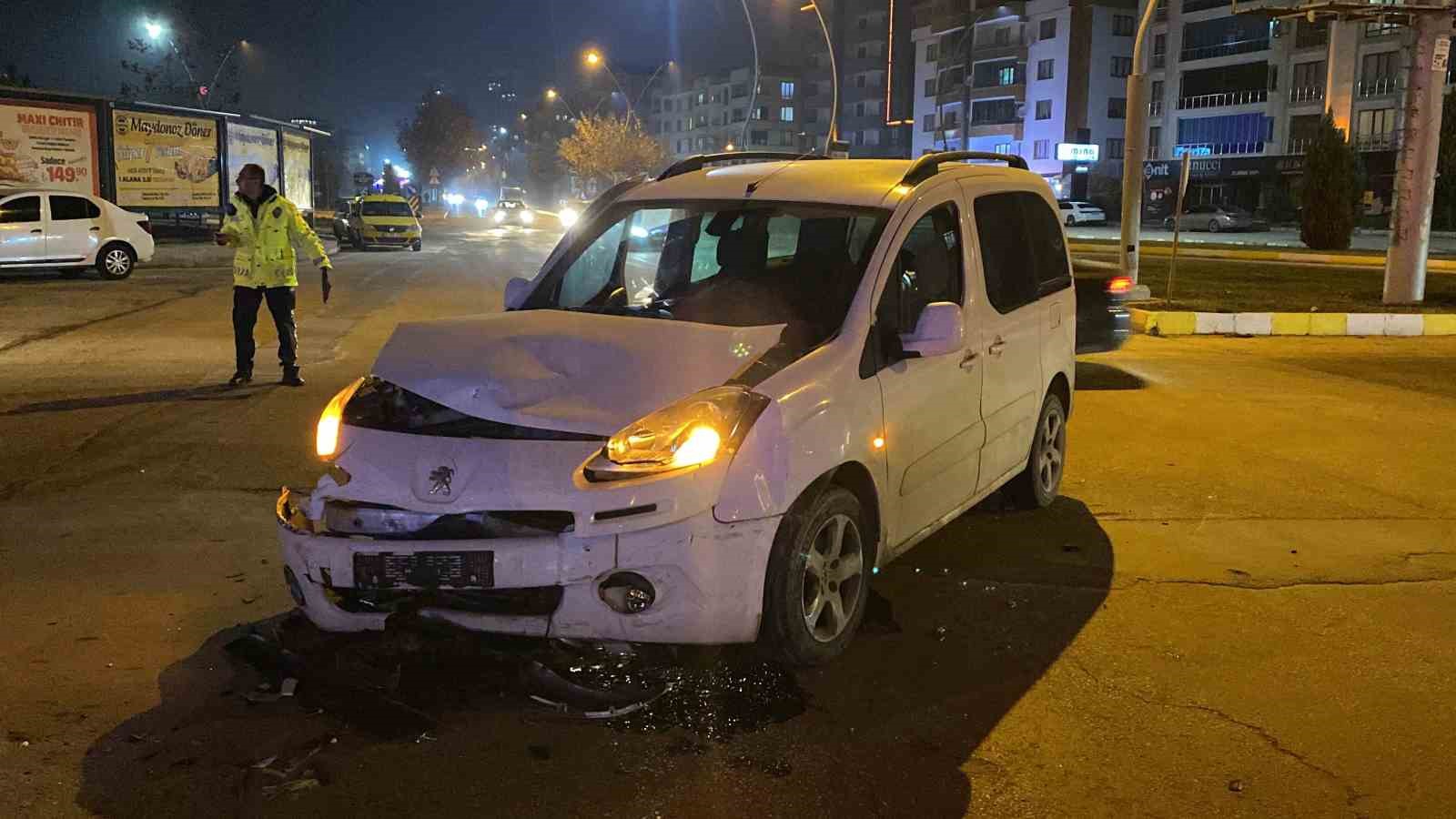 Elazığ’da hafif ticari araç polis aracı ile çarpıştı: 4 yaralı
