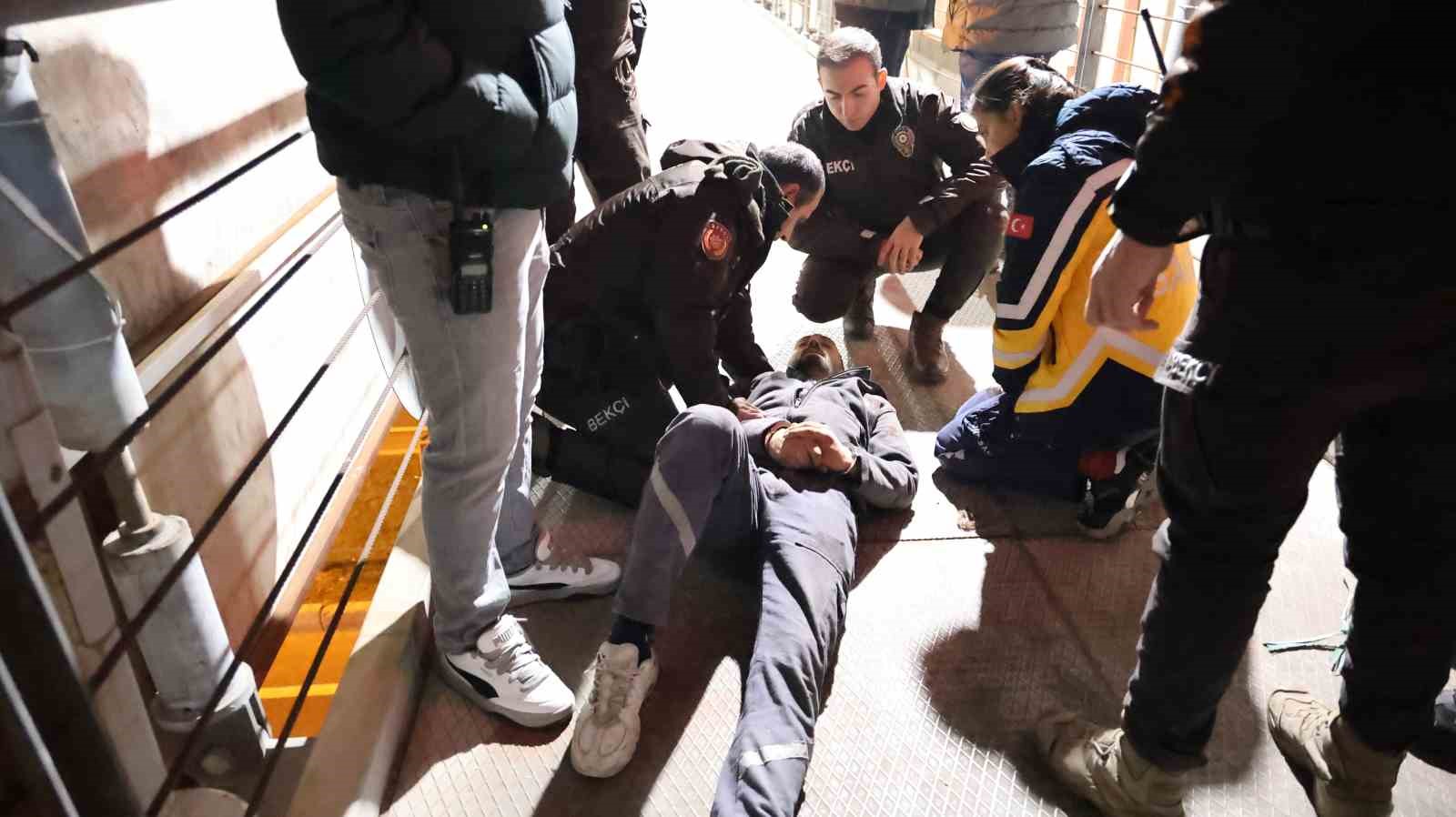 Aksaray’da intihara kalkışan genci bekçiler kurtardı