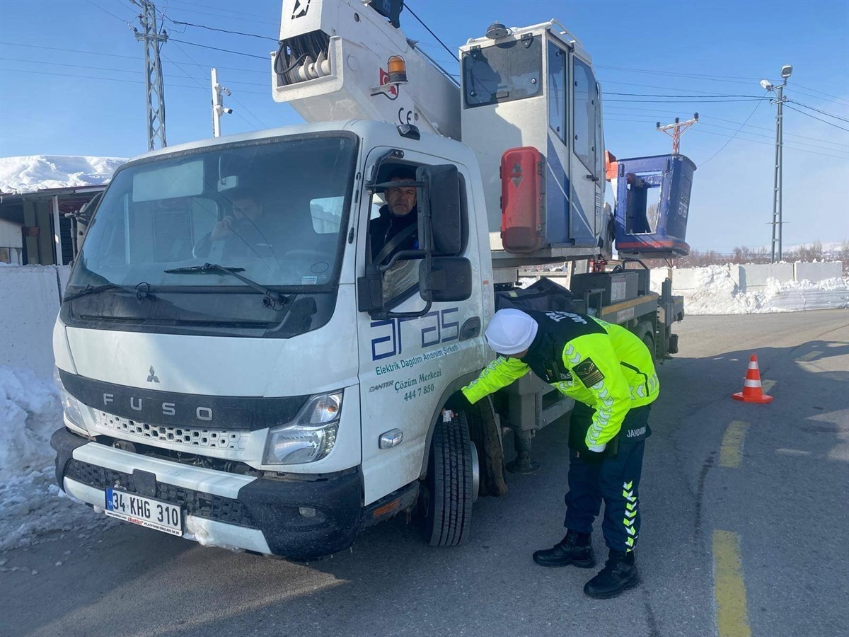 Trafik jandarmasından kış lastiği uygulaması denetimleri
