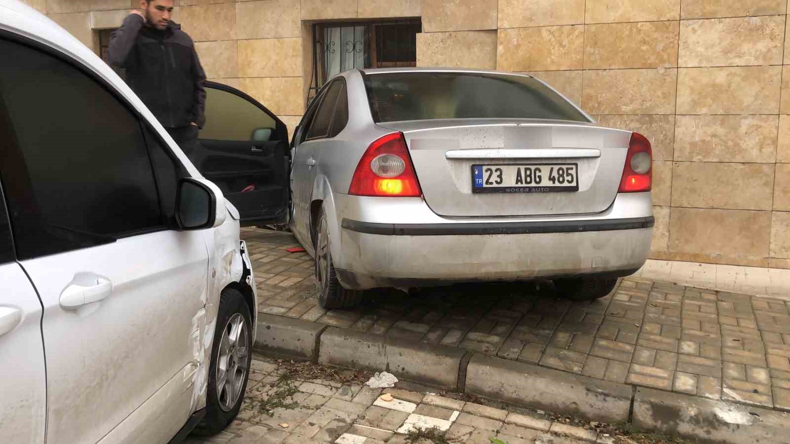 Elazığ’da otomobil evin duvarına çarptı: 2 yaralı
