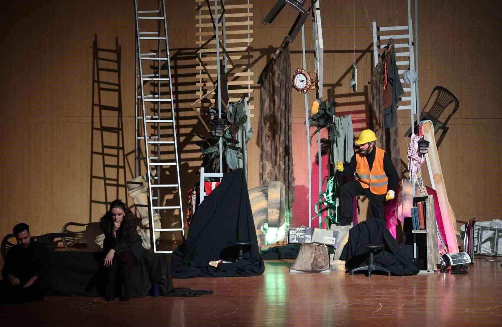 Kahramanmaraş’ta son 72 saat tiyatro gösterisi