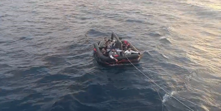 (&Ouml;zel) Yunan askeri geri itti, g&ouml;&ccedil;menler dalgalar arasında &ouml;l&uuml;mle burun buruna geldi
