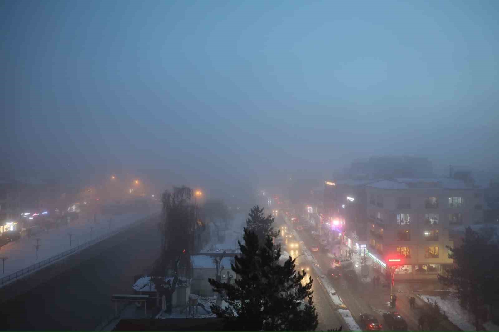 Bayburt’ta yoğun sis etkili olmaya devam ediyor