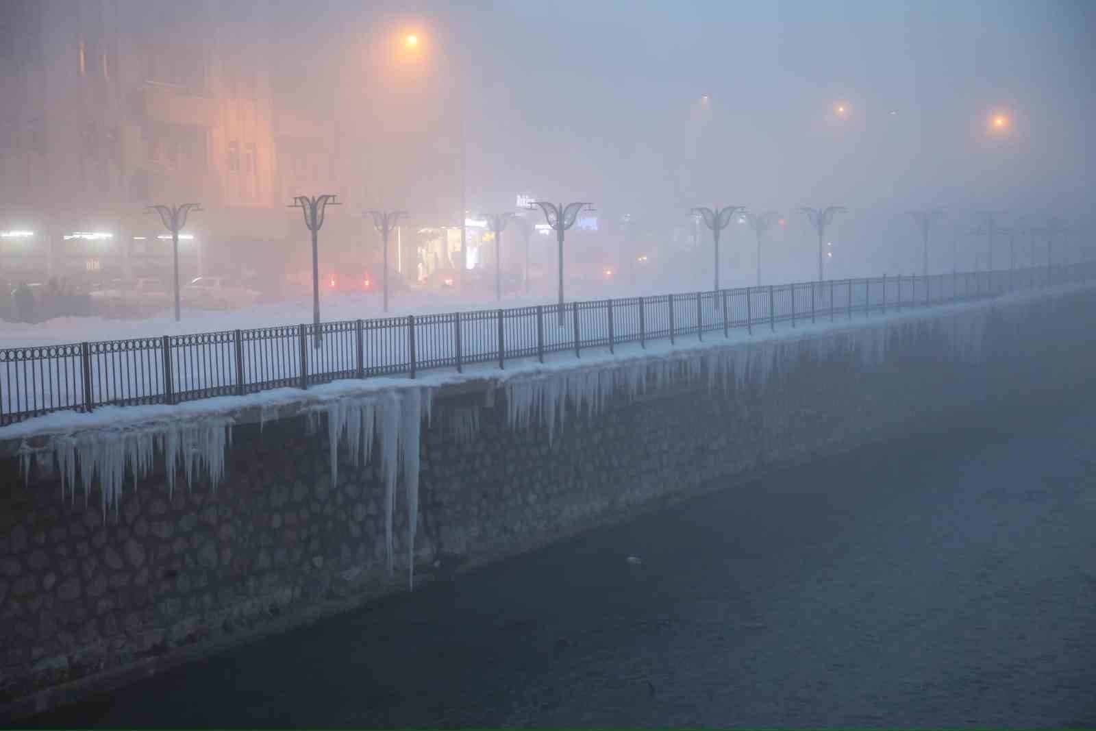 Bayburt’ta yoğun sis etkili olmaya devam ediyor
