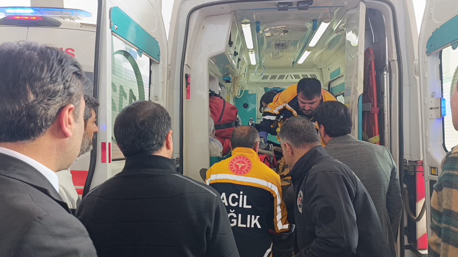 Van&rsquo;da can pazarı: Yaralılar hastanelere kaldırılıyor
