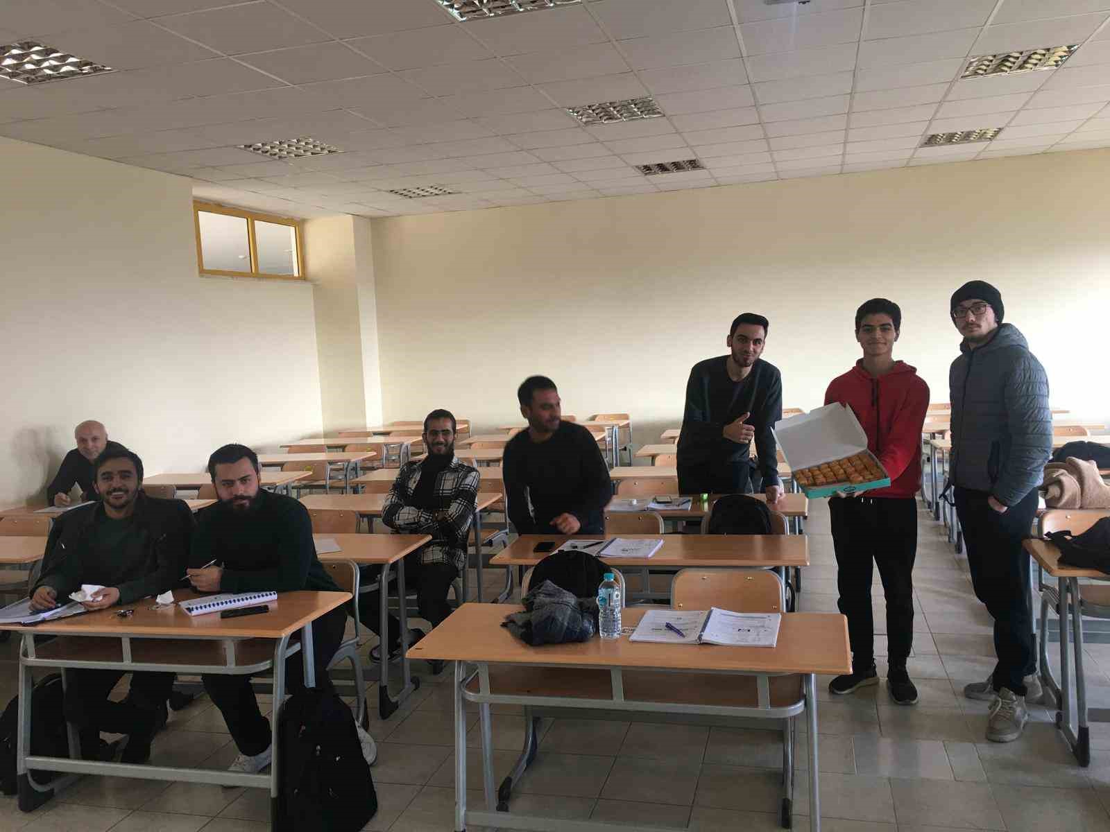 Suriyeli öğrenci, ülkesinin Esad’dan kurtuluşunu sınıfta tatlı dağıtarak kutladı