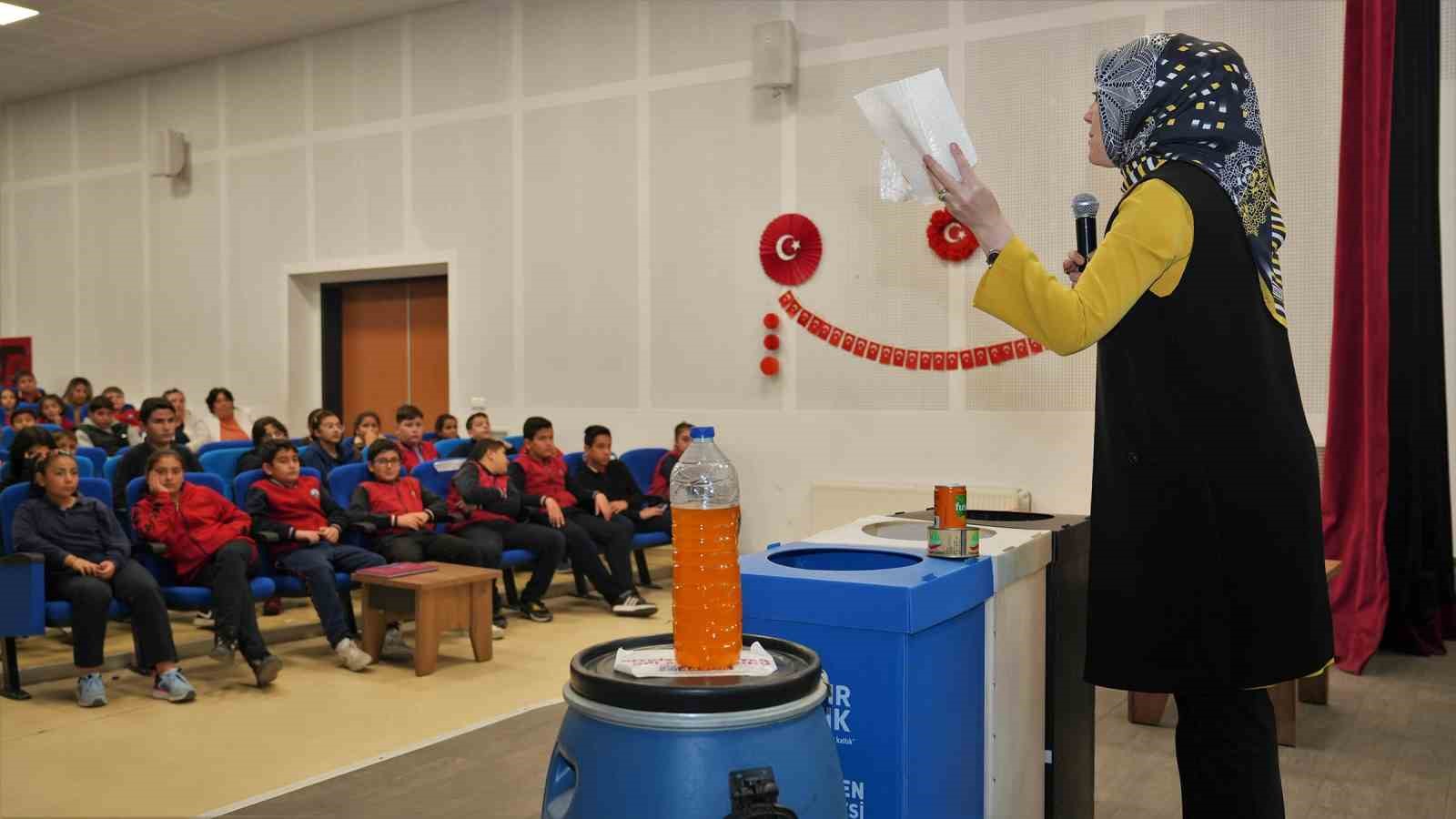 Keçiören Belediyesi, sıfır atık hedefiyle ilçedeki okullarda eğitimlerini sürdürüyor
