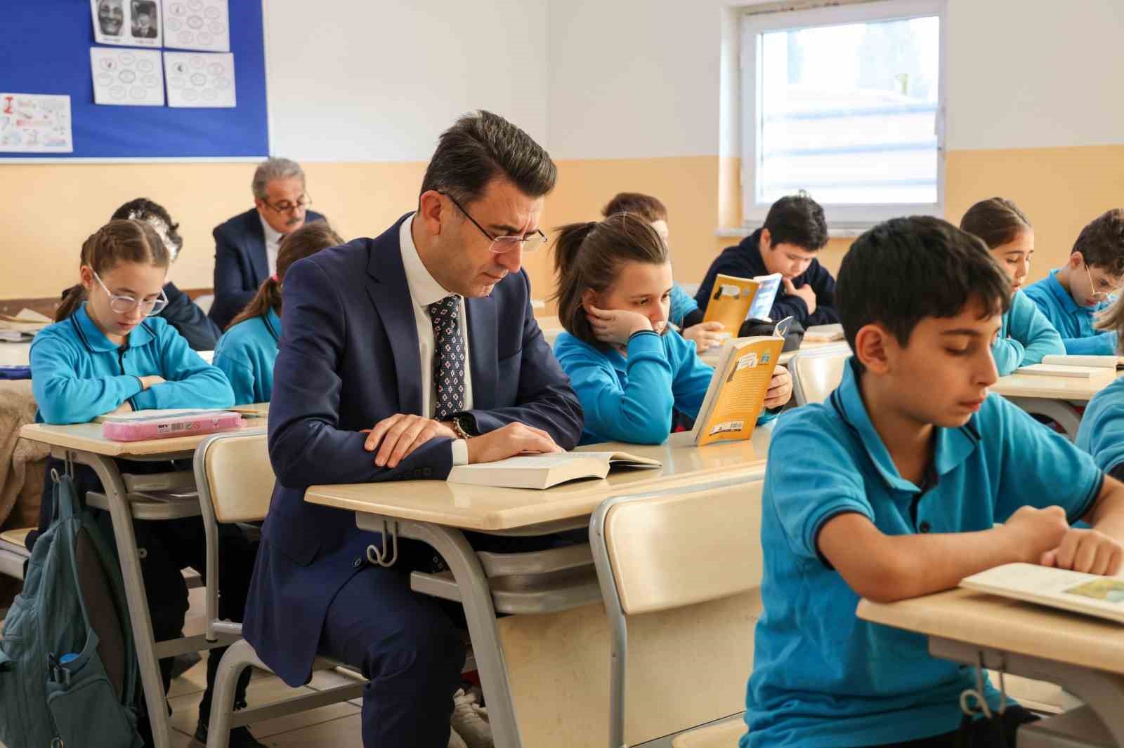 Vali Aygöl, öğrencilerle önce kitap okudu sonra voleybol oynadı