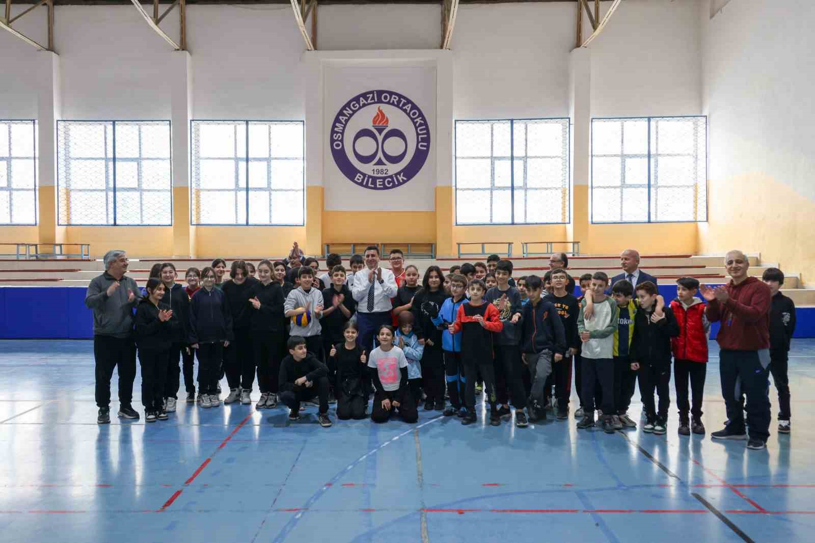 Vali Ayg&ouml;l, &ouml;ğrencilerle &ouml;nce kitap okudu sonra voleybol oynadı
