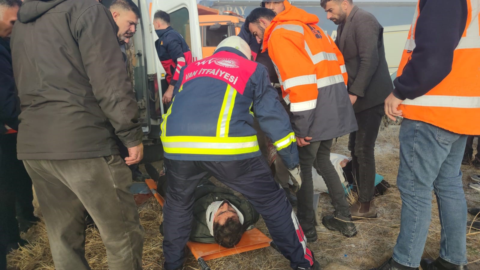 Van&rsquo;da zincirleme kazalarda can pazarı: 1 &ouml;l&uuml;, 51 yaralı
