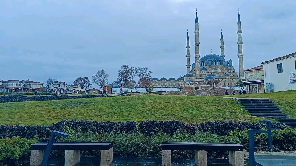 Şiddetli yağmur Edirne&rsquo;de hayatı olumsuz etkiledi
