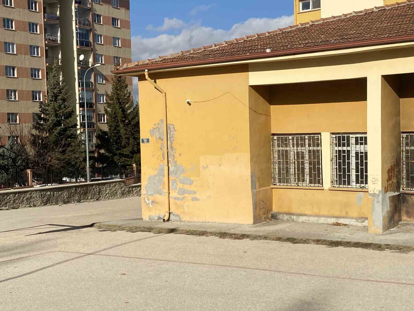 Bakımsız kalan ortaokulun dış cephesi d&ouml;k&uuml;l&uuml;yor
