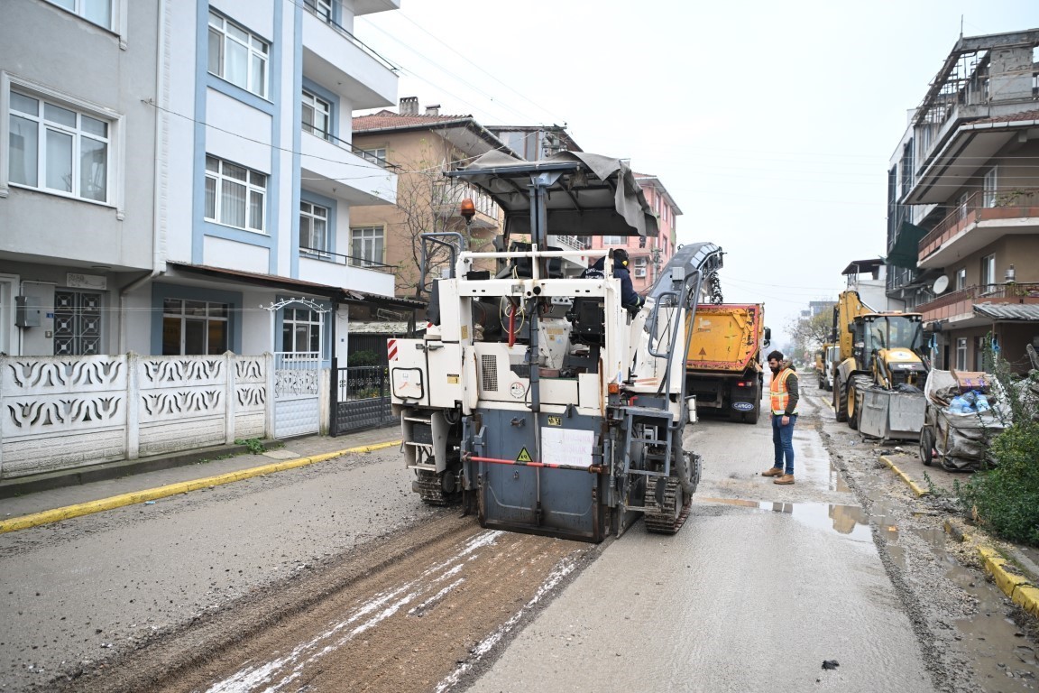 Kartepe’de iki caddeye 755 ton asfalt yama yapıldı
