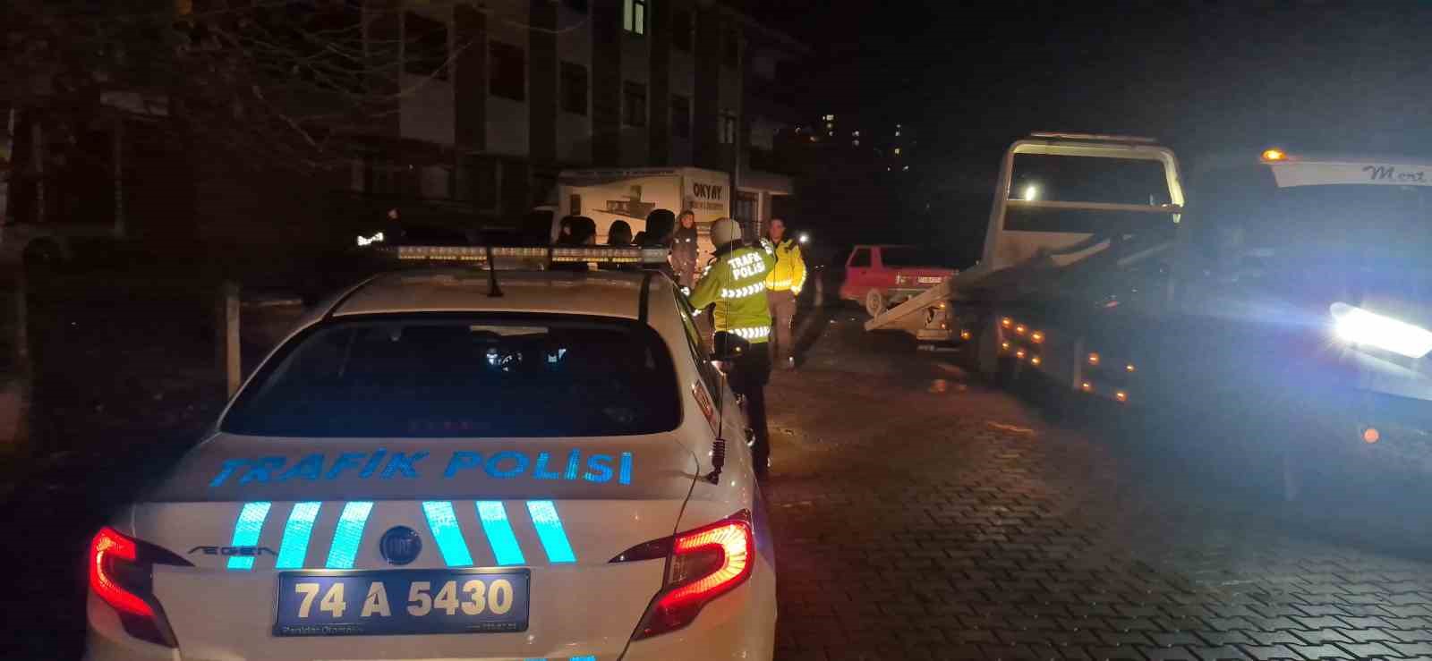 Polisin kovaladığı araç tekedilmiş halde bulundu
