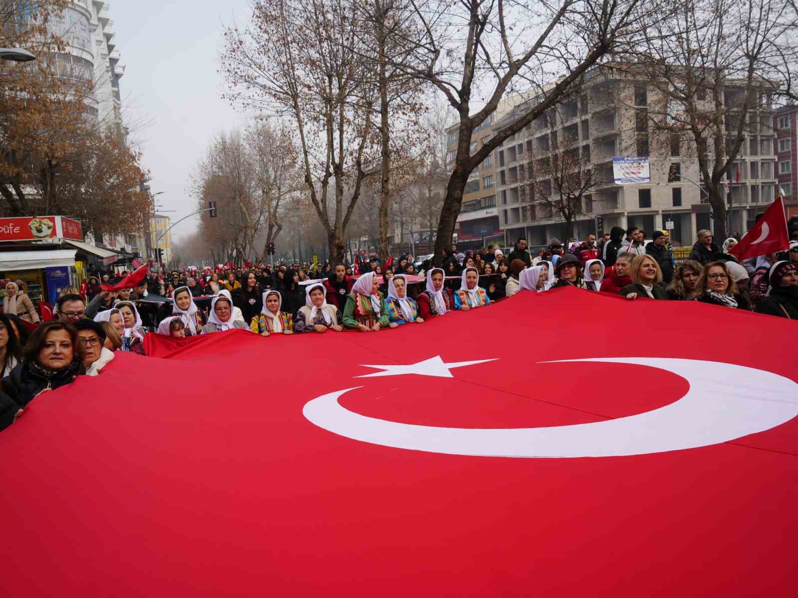 Anadolu’nun işgaline karşı tek yürek olan kadınların milli mücadele ruhu 105 yıl sonra yaşatıldı
