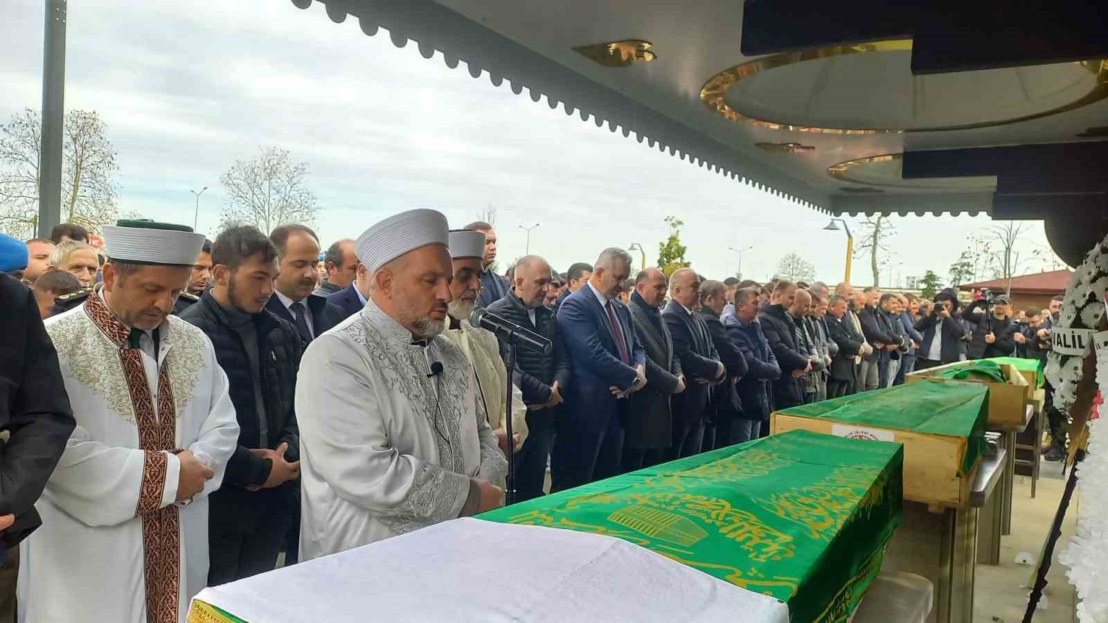 Arhavi’de yola gelen heyelanda hayatını kaybeden Giresunlu 4 genç son yolculuklarına uğurlandı