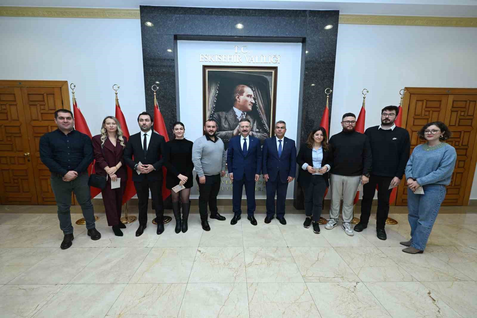 Eskişehir’de basın mensupları Vali Aksoy’dan kartlarını teslim aldı