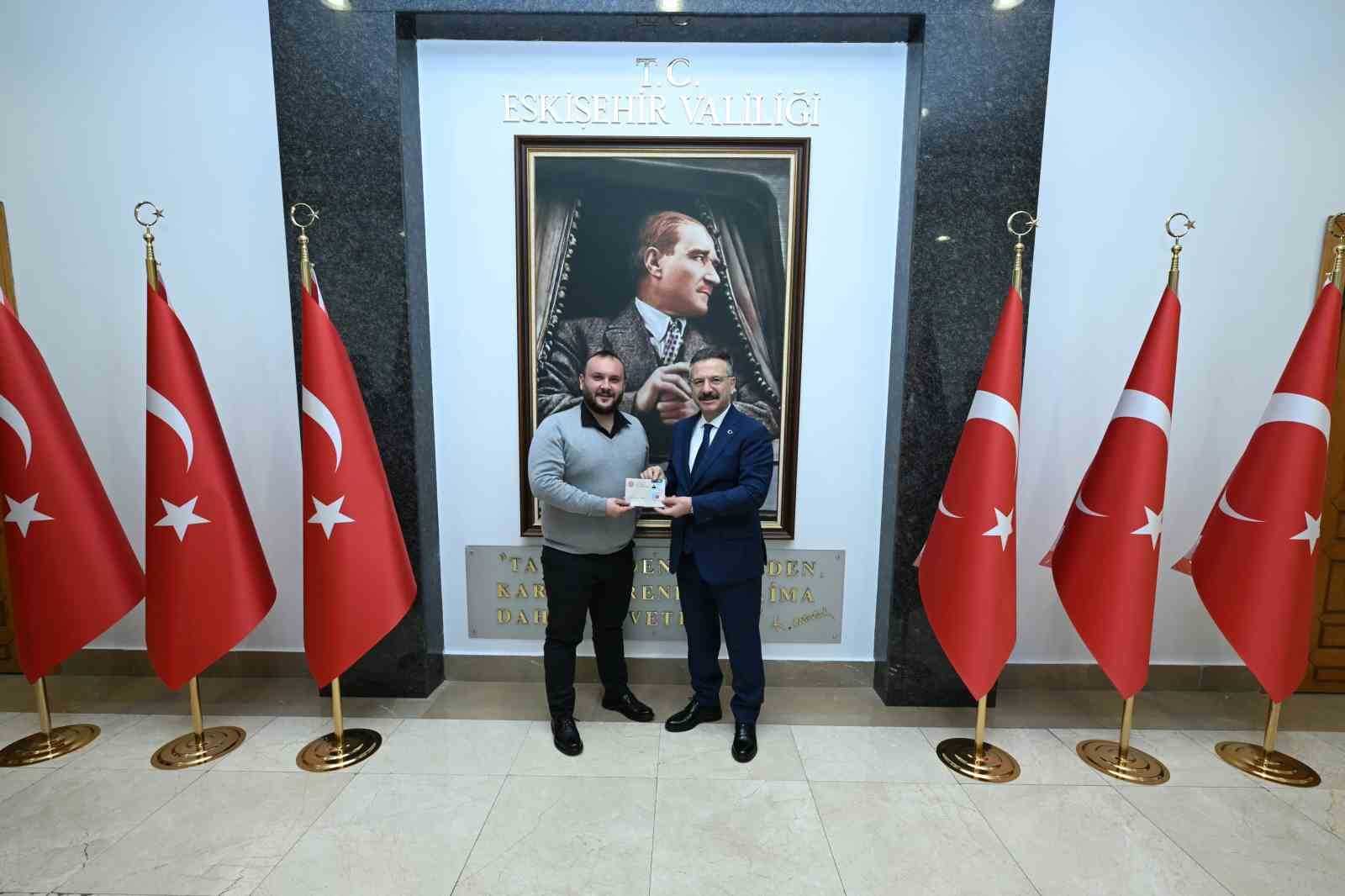 Eskişehir&rsquo;de basın mensupları Vali Aksoy&rsquo;dan kartlarını teslim aldı
